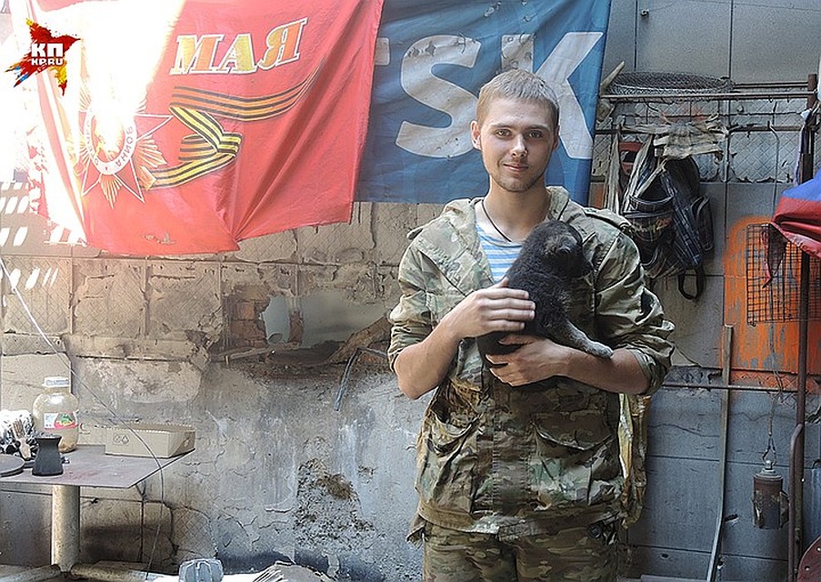 Боец знаменитого подразделения "Спарта" со щенком на базе в разрушенном аэропорту Донецка Фото: Дарья АСЛАМОВА
