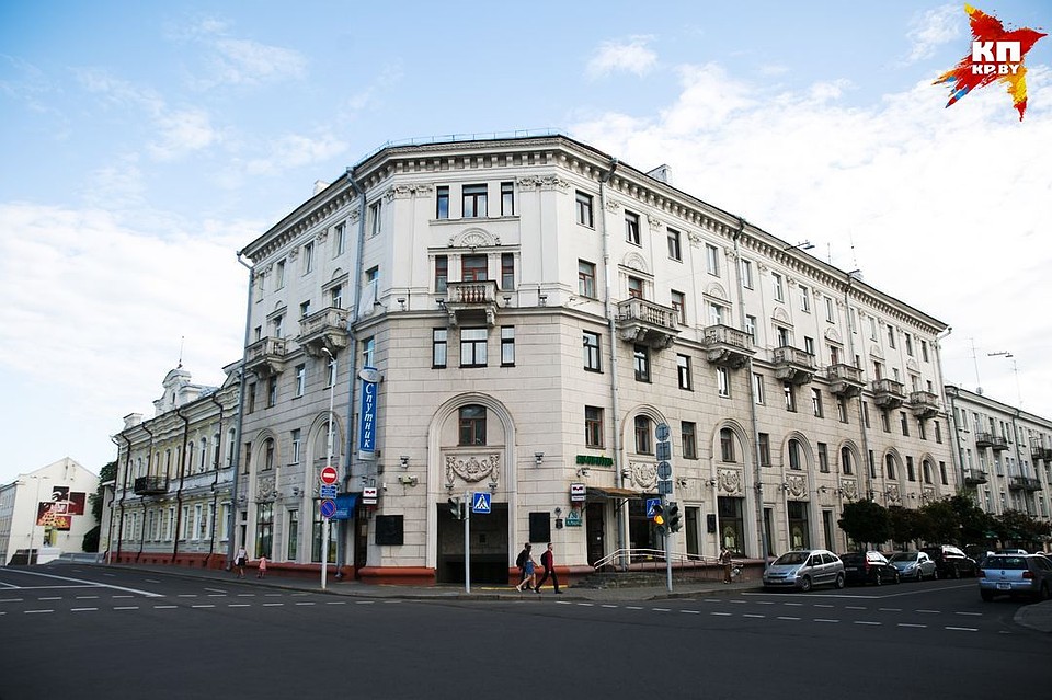 Дом над станцией метро "Купаловская" называют писательским. Фото: Павел МАРТИНЧИК