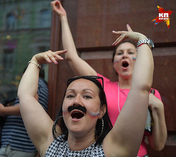 Акция поддержки российской команды «Усы надежды» поначалу смотрелась как издевка Фото: Михаил ФРОЛОВ