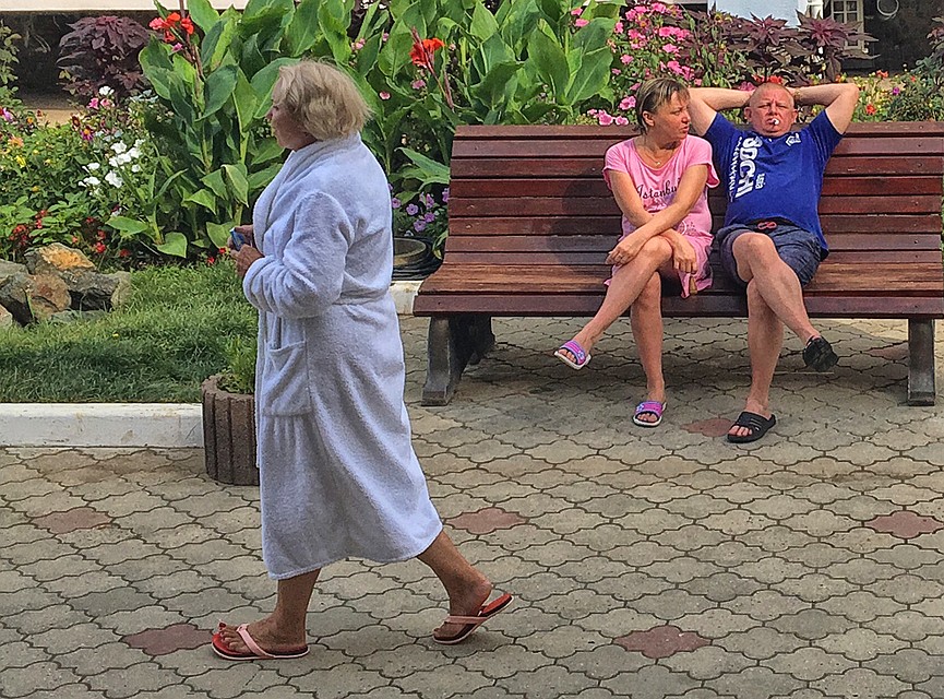 По территории отеля постояльцы ходят в банных халатах. Шокирует. Фото: Ульяна СКОЙБЕДА