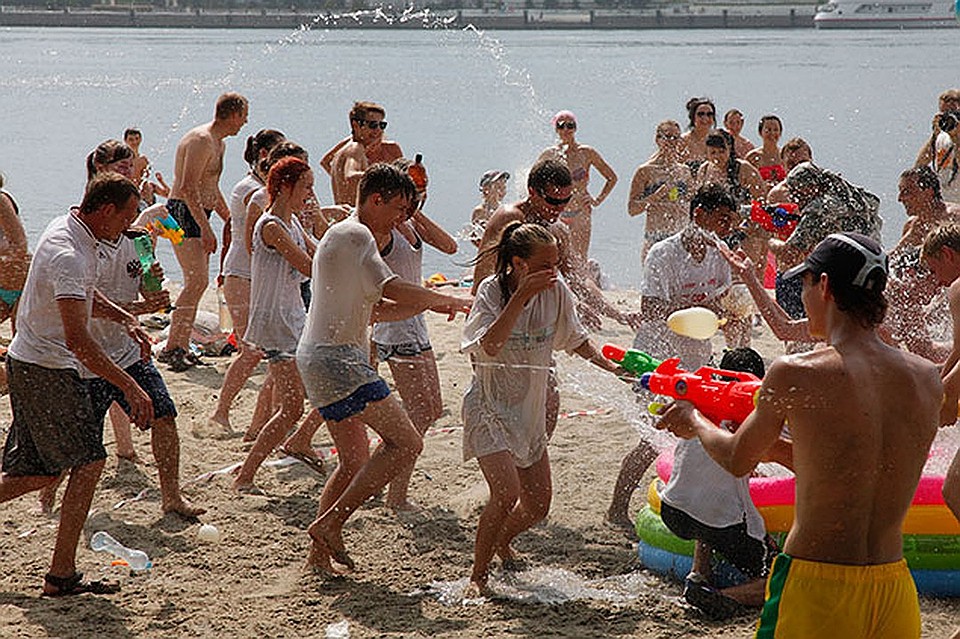 Водные бои нынче устраивают и взрослые на городских праздниках Фото: Елена ВАХРУШЕВА