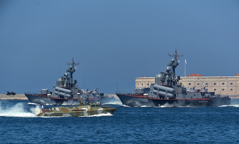 Моряки приближаются к "вражескому" кораблю Фото: Василий БАТАНОВ