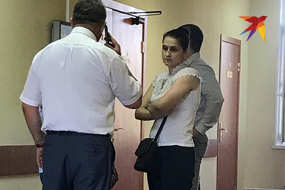 Мать сестёр Хачатурян общается с адвокатами. Фото: Дина КАРПИЦКАЯ