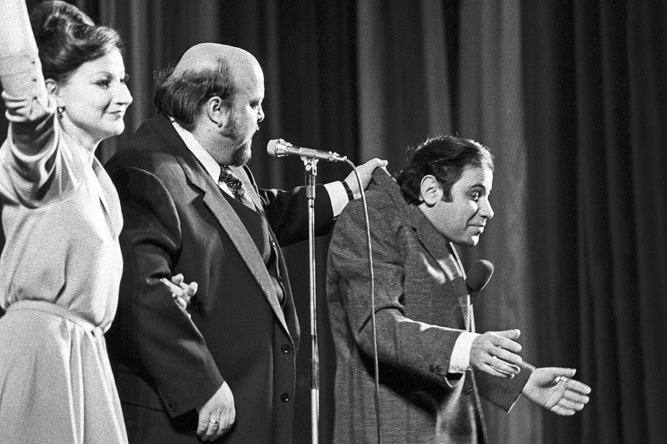 Елена Степаненко, Вячеслав Войнаровский и Евгений Петросян на сцене, 1981 год. ФОТО Николай Малышев, Александр Сенцов/Фотохроника ТАСС