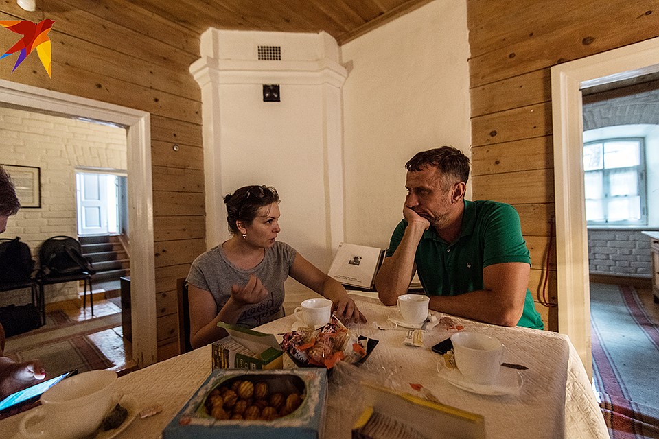 Владимир Ворсобин пьет чай в доме, где родился Владимир Ильич Фото: Виктор ГУСЕЙНОВ