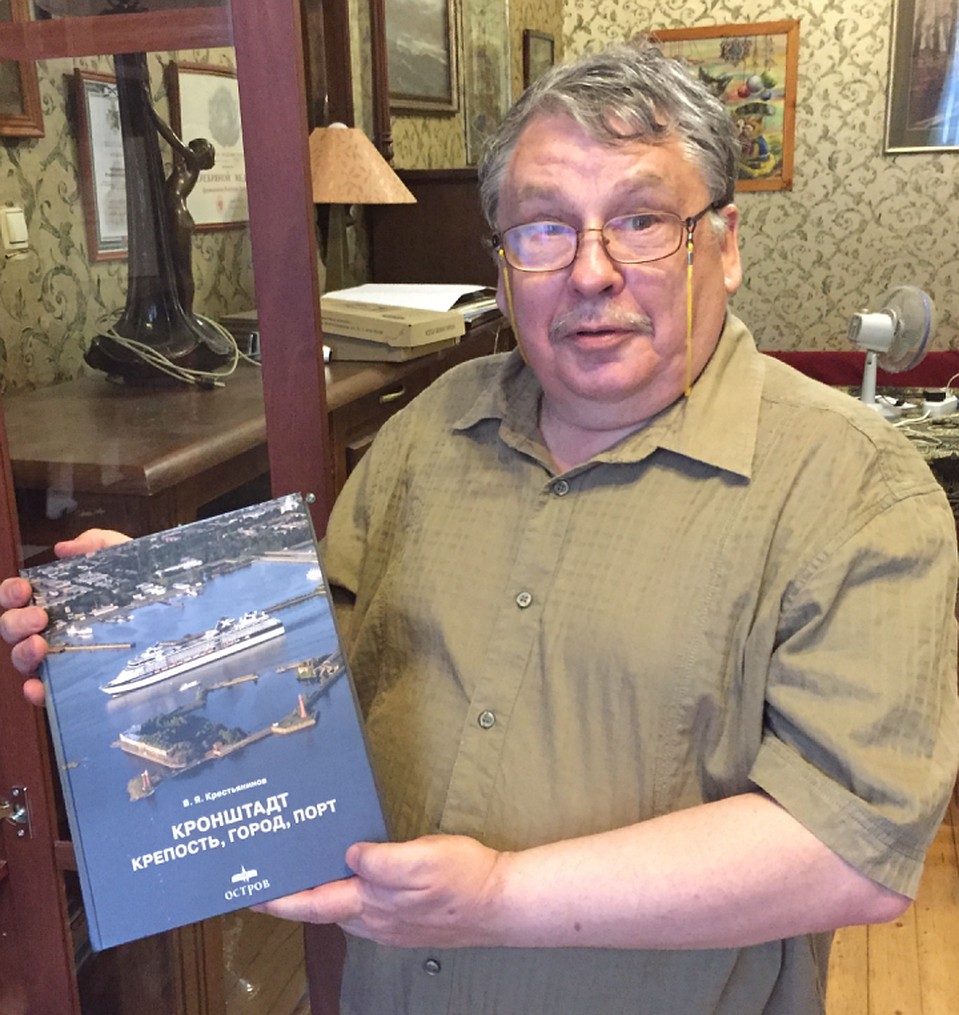 Владимир Крестьянинов с одной их своих новых книг. Фото: Анатолий АГРАФЕНИН