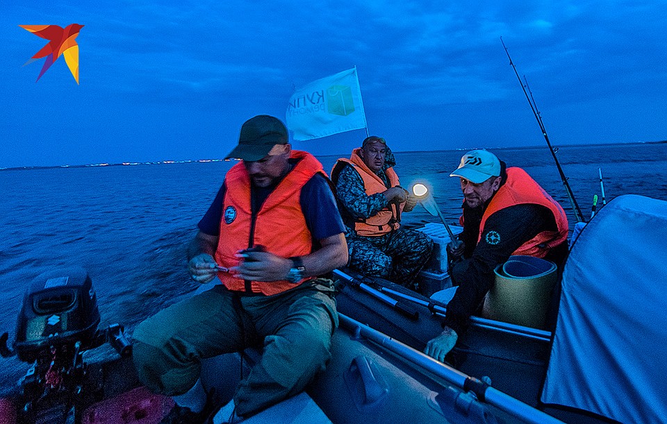 На водной глади Волги среди участников экспедиции распалился спор. Фото: Виктор ГУСЕЙНОВ