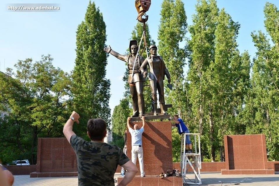 Установка памятника строителям пяти Всесоюзных ударных комсомольских строек, август 2015 года. ФОТО Администрация Балаковского района admbal.ru
