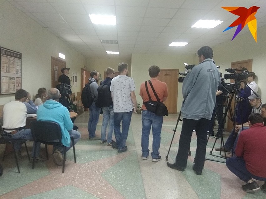 Журналистов не подпускают к дверям суда Фото: Елена БЛАГИНИНА
