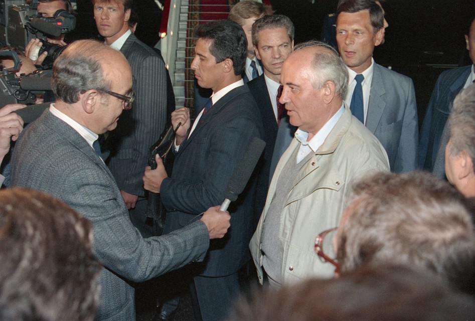 22 августа 1991 г. Президент СССР М.С. Горбачев во время встречи в аэропорту после поездки в Форос. Лизунов Юрий/Фотохроника ТАСС