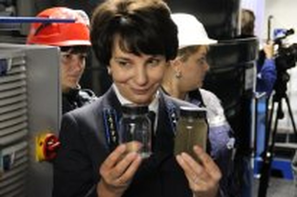 Главный эколог СУЭК-Кузбасс Елена Могилева показывает, как работают их очистные сооружения. Фото: Андрей Балебанов
