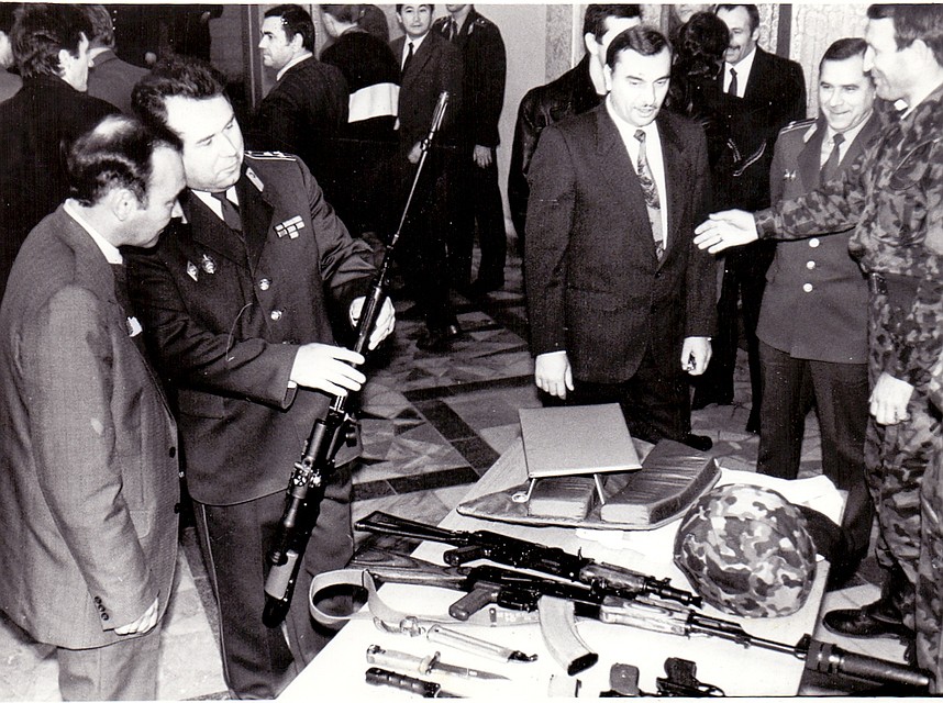 1997 год. Выставка вооружения СОБРа. Опер уверен, что каждый представитель ОВД должен уметь обращаться с оружием Фото: из архива героя публикации