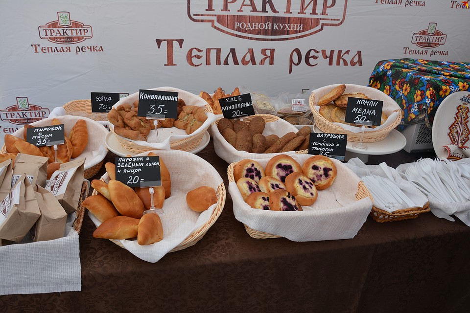 Марийцы предлагали на выбор национальную выпечку и привычные пирожки и булочки Фото: Алиса КОЗЛОВА