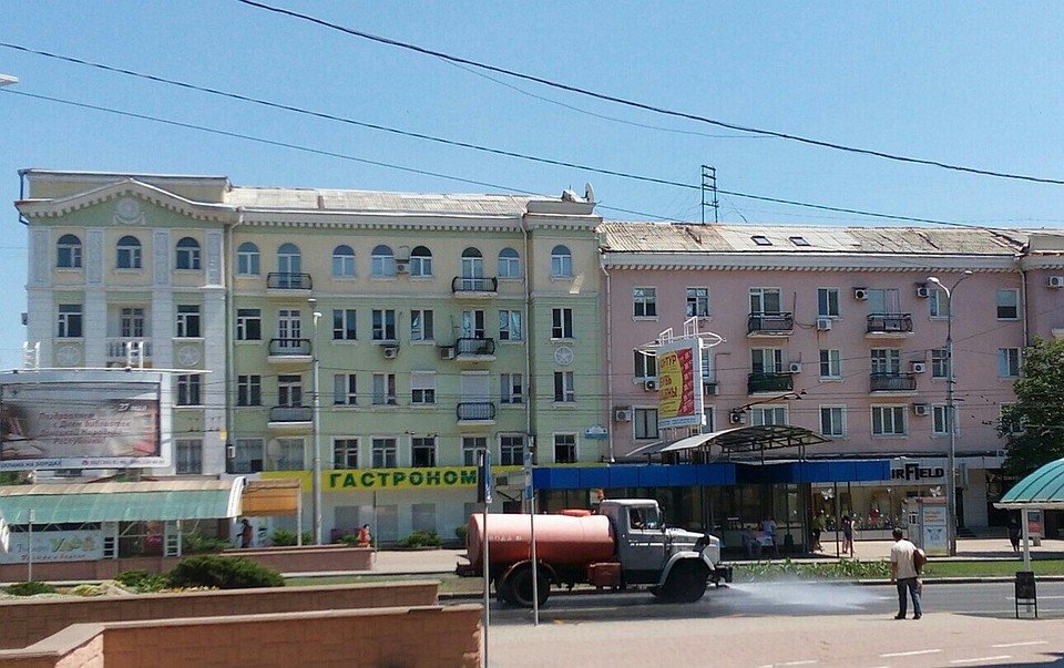 Жизнь в городе продолжается Фото: Павел ХАНАРИН