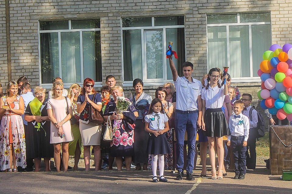В школах Донецка все-таки прошли первые звонки, перенесенные с 1 сентября из-за гибели Александра Захарченко. Только День знаний начался с минуты молчания Фото: Татьяна Каралёва