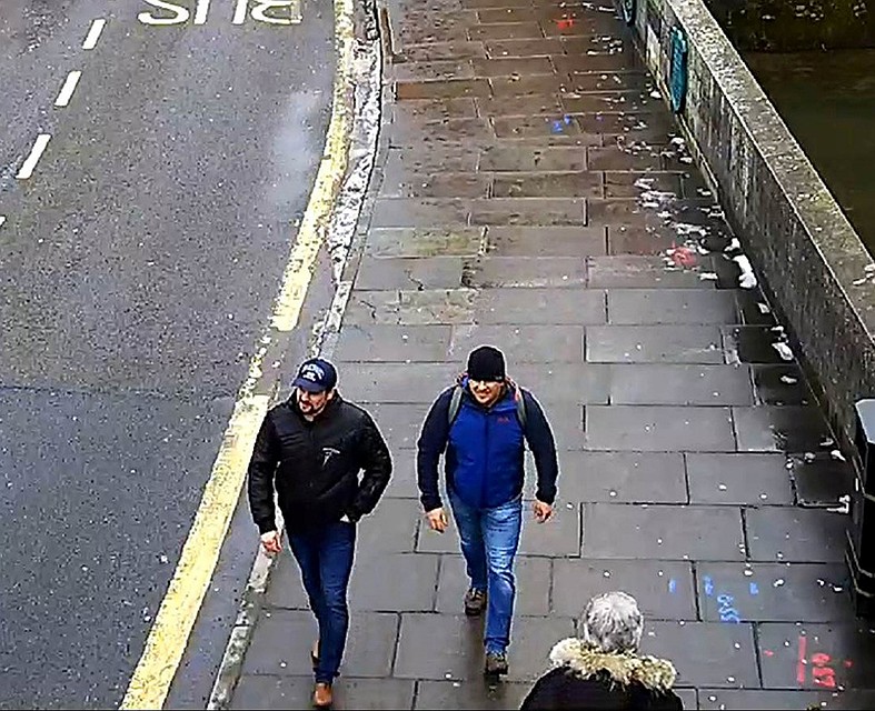 Английские сыщики приходят к выводу о том, что именно Петров и Боширов «измазали» входную дверь дома бывшего шпиона тем самым отравляющим веществом Фото: REUTERS