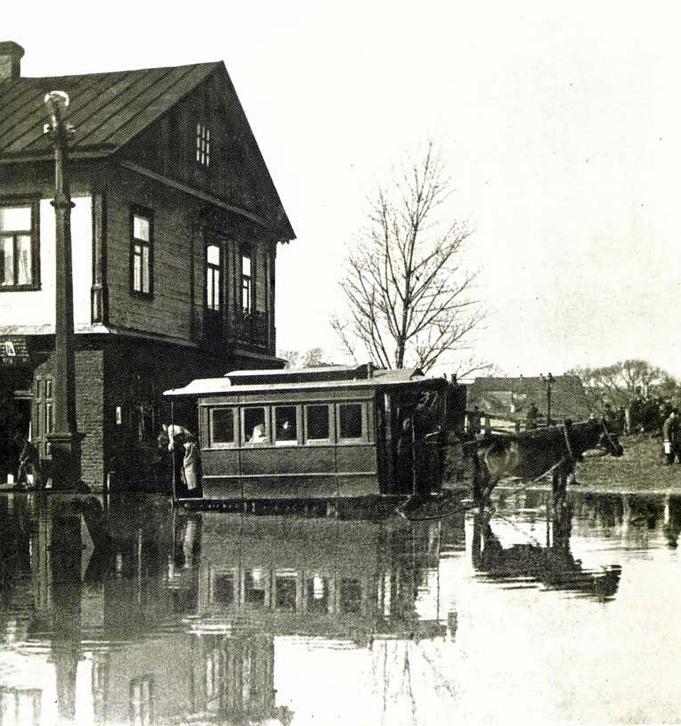Фото 1897 года затопленной улицы Торговой (ныне Зыбицкой).