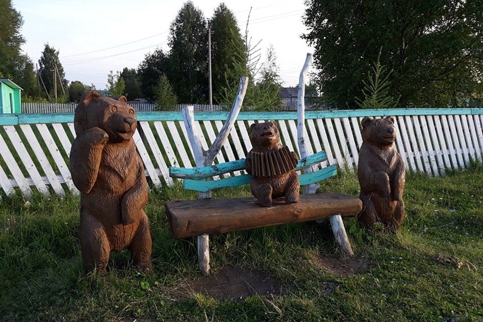 Посетителей парка встречают веселые три медведя на скамеечке. Фото: администрация поселения.