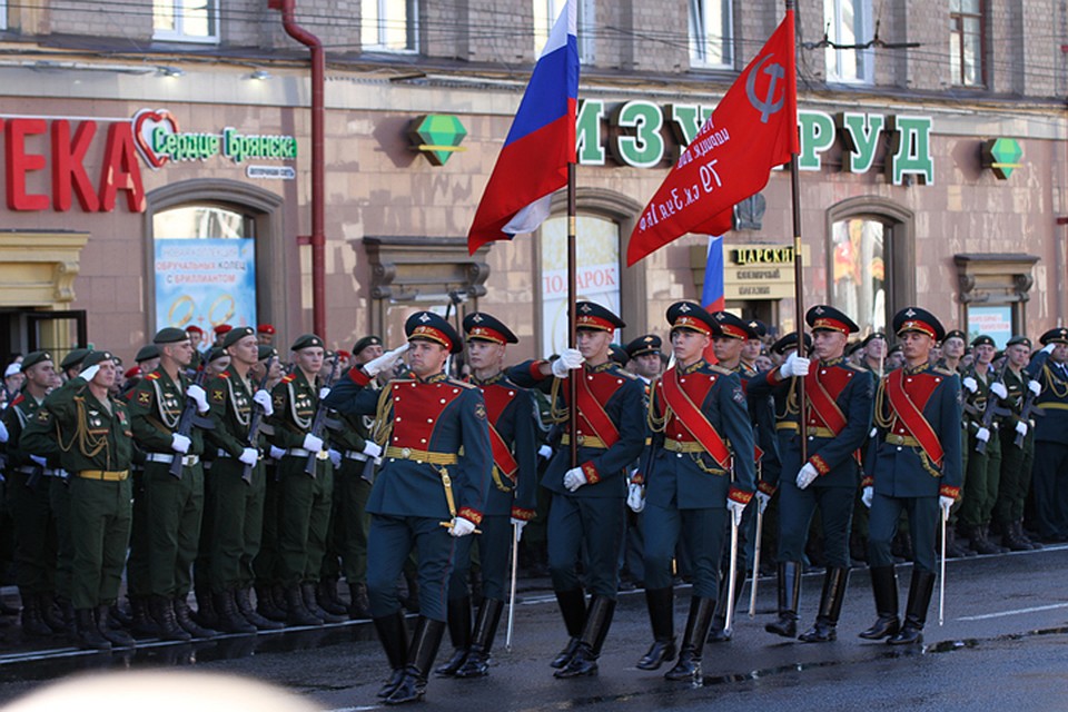 Флаг Российской Федерации и Знамя Победы внесли военнослужащие батальона почетного караула 154 отдельного комендантского Преображенского полка. Фото: пресс-служба Брянского городского Совета народных депутатов.