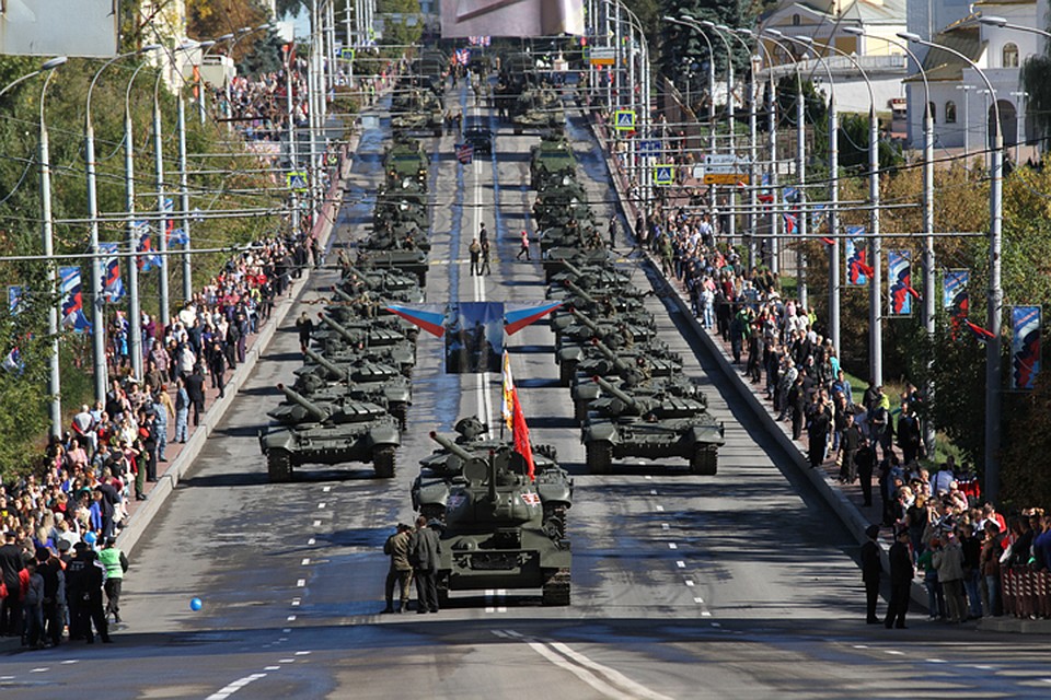 Впервые в Брянске прошел подобный военный парад. Фото: пресс-служба Брянского городского Совета народных депутатов.