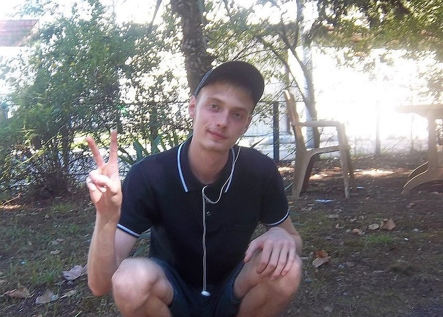 У Димы Рудакова был дефект речи. К своим 20 годам он выучился на сварщика. Фото: соцсети