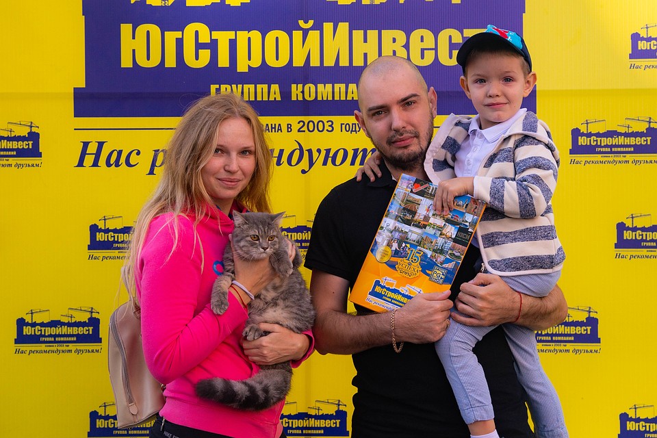 Новоиспеченных обладателей комфортных квартир ждал традиционный приветственный праздник во дворе дома.