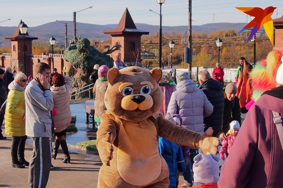Миленькие ростовые куклы встречали ребят на входе в «Сказку». Фото: Виктор КОСТРОВ