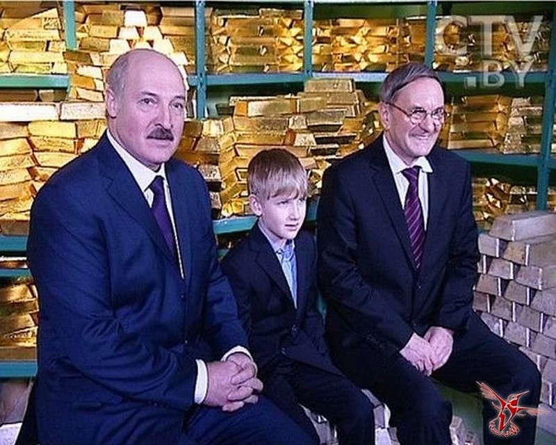 Петр Прокопович и Александр Лукашенко с сыном Николаем сидят на золоте в хранилище Нацбанка. Кадр телеканала "СТВ".