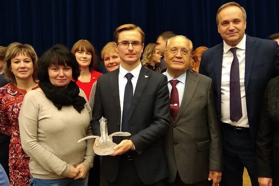 Илья казанцев, педагог из Пскова, получил на конкурсе "Учитель года России" двух пеликанов - из шоколада и малого хрустального. Фото: администрация Псковской области.