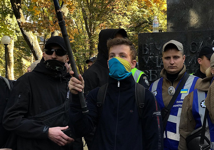 Молодой разрушитель коммунистических памятников в центре Киева. ФОТО Арина СУВОРОВА