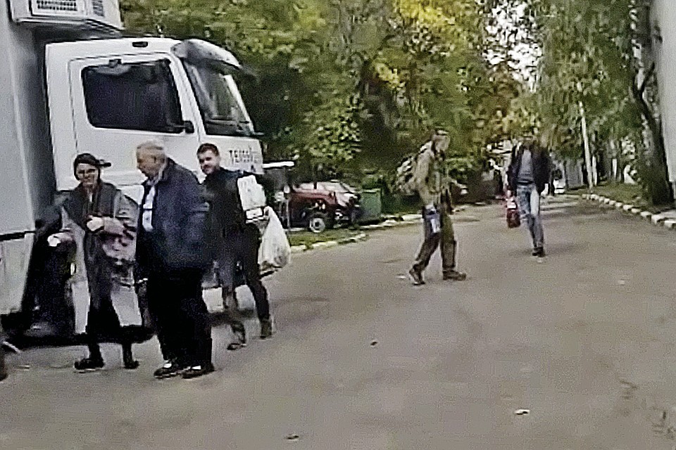 Кадр любительского видео: наряд помощницы Петросяна выглядит чересчур просторным. Фото: скриншот с видео