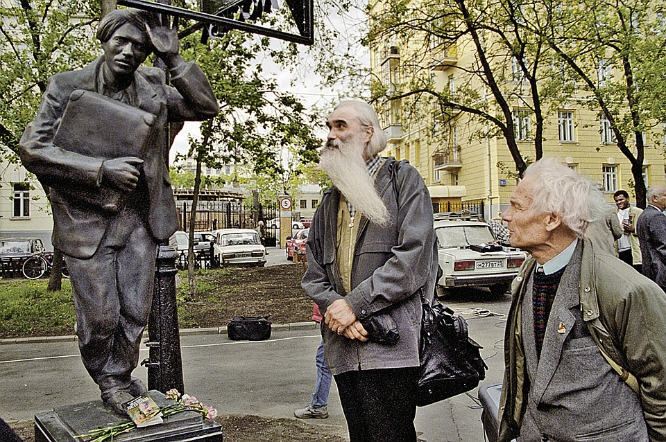 На памятнике Венечке, что стоит в Москве, цитата из поэмы: «Нельзя доверять человеку, который еще не успел похмелиться». Фото: Дмитрий КОРОБЕЙНИКОВ/РИА Новости