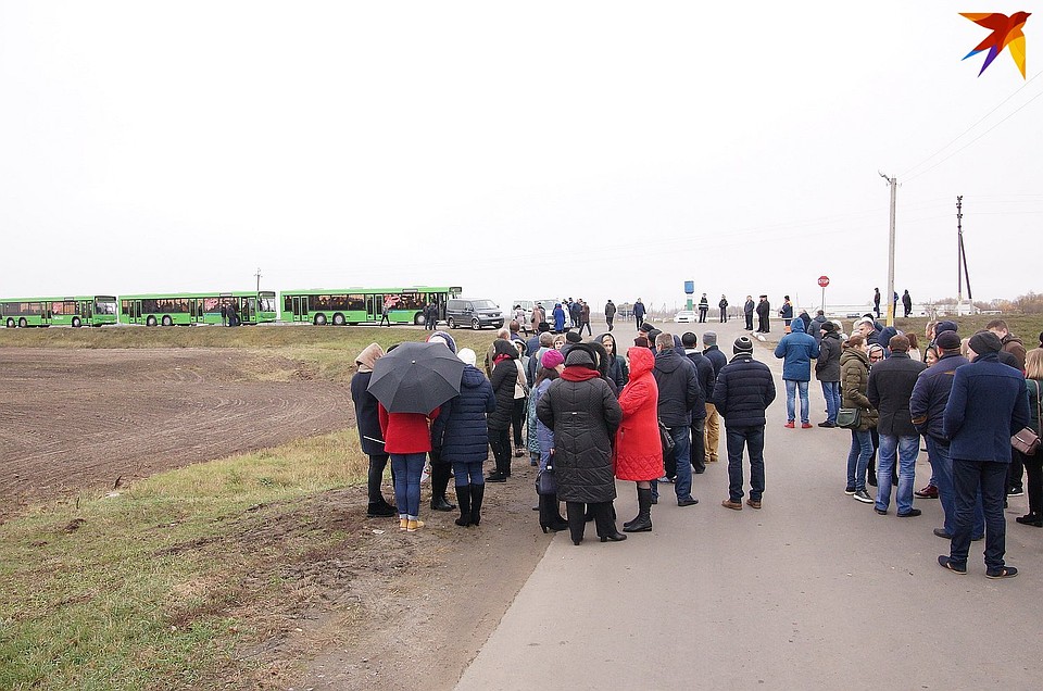 На мост к президенту завезли три автобуса избранных Фото: Павел МИЦКЕВИЧ