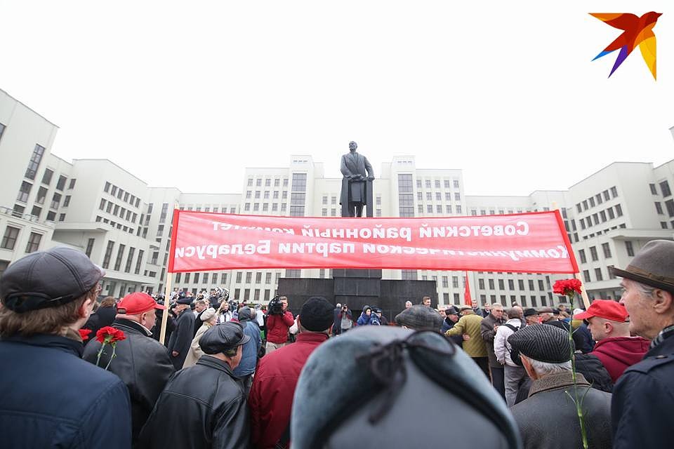 Минские коммунисты возложили цветы к памятнику Ленина. Фото: Святослав ЗОРКИЙ