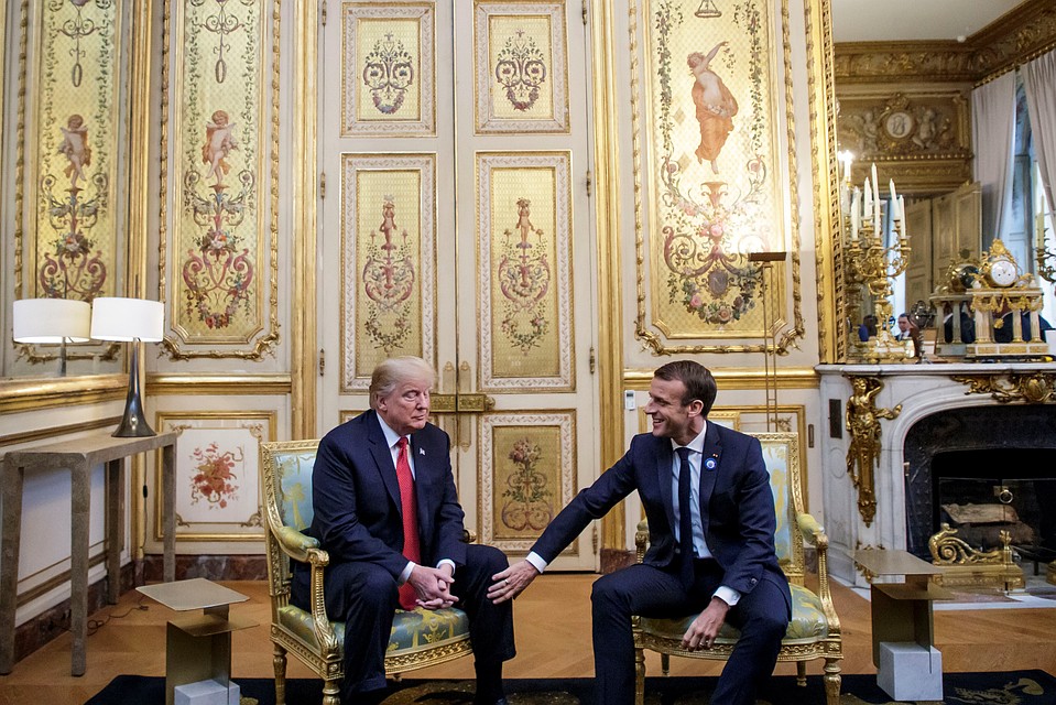 Трамп никак не реагировал на прикосновения Макрона Фото: REUTERS