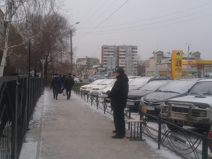 Социологический опрос у избирательного участка школы номер 25 в Абакане Фото: Надежда ИЛЬЧЕНКО