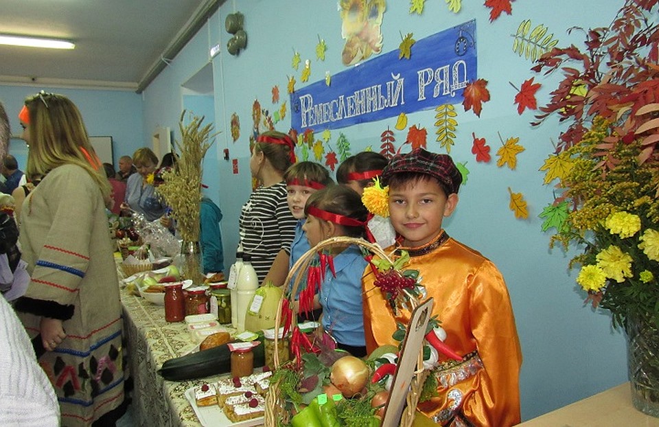 На Осенней ярмарке каждый класс творчески представляет знание истории и народных обычаев. Фото из архива МАОУ СОШ №2 с. Александровское.