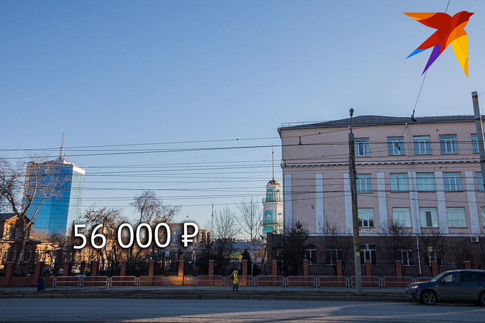 Посмотрите на эту неблагодарную фигуру в желтом! Для нее рядом со школой поставили забор, а она его обошла и стоит на обочине. Фото: Андрей АБРАМОВ