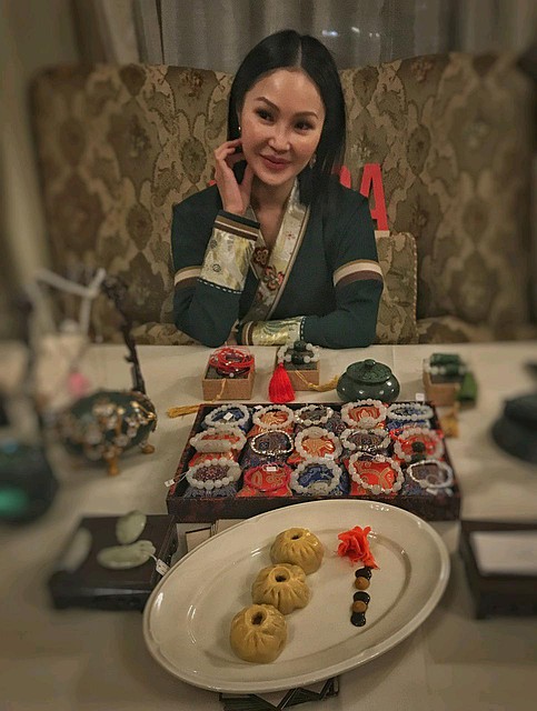 Девушка и буузы. Фото: Леонид ЗАХАРОВ