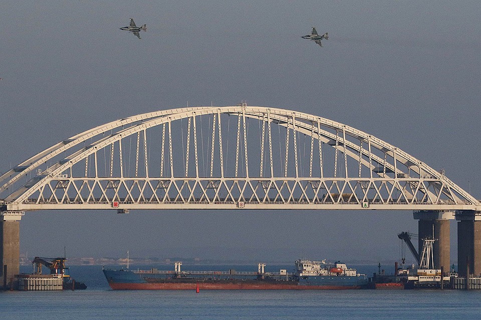 Штурмовики Су-25 над Крымским мостом. Фото: REUTERS