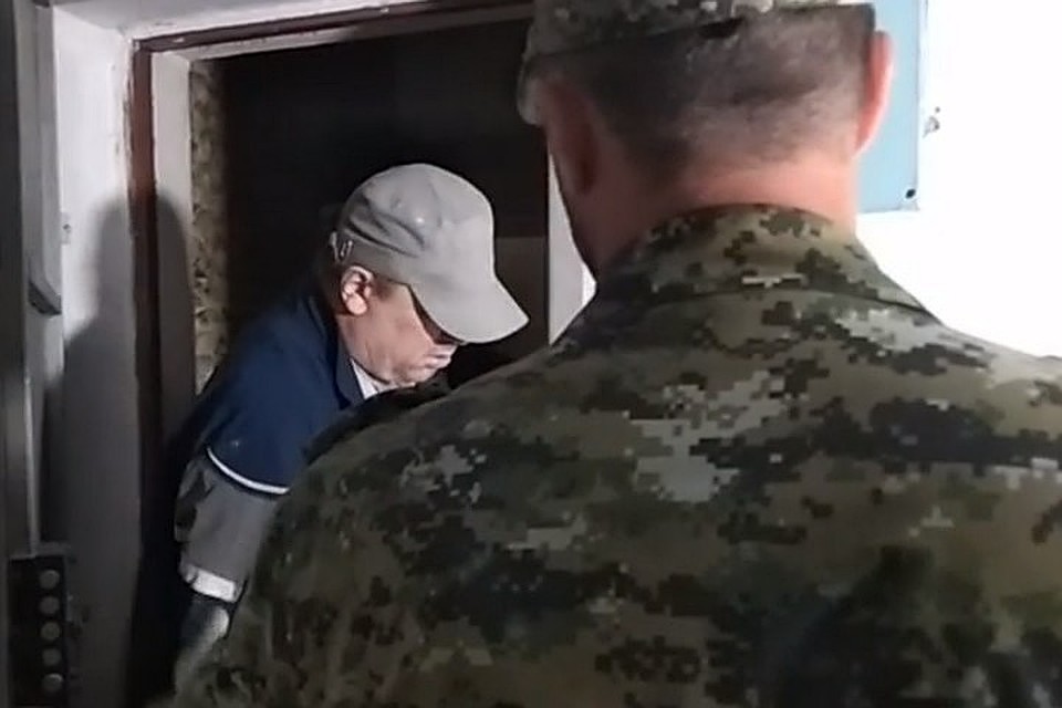 Отец керченского стрелка бегал от журналистов и закрывал лицо Фото: Анастасия ЖУКОВА