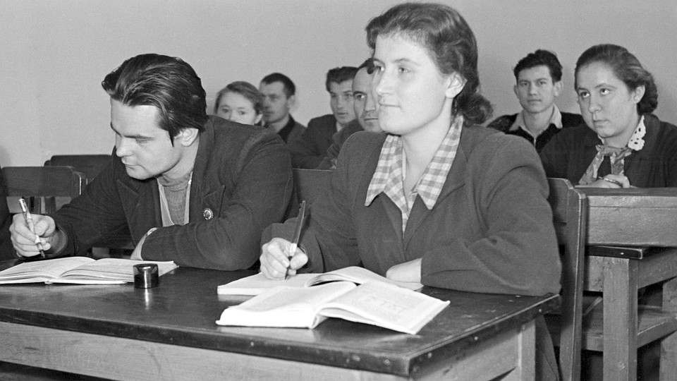 1 декабря 1958 г. Рабочая молодежь во время урока. Фотохроника ТАСС