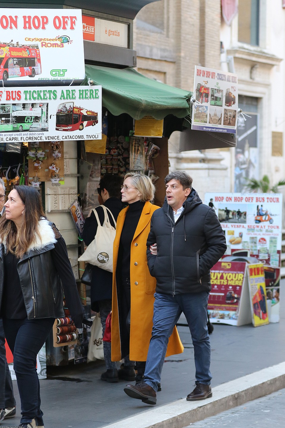 Влюбленные прогулялись по улицам Рима. Фото: EAST NEWS