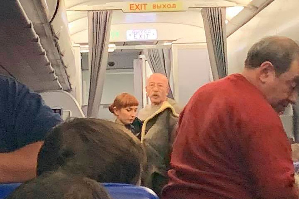 Александр Розенбаум вышел из бизнес-класса, чтобы помочь пассажирке в экономе. Фото: facebook.com/konstantin.knyrik