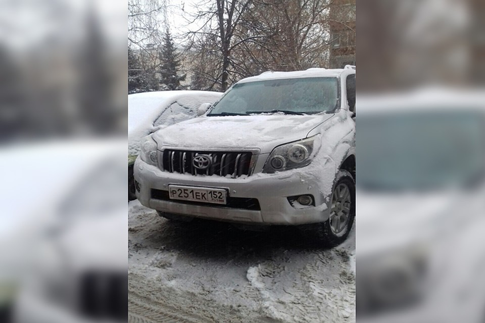 Женщина-водитель рассерчала из-за того, что чужой автомобиль помешал ей покинуть парковку. Фото: СОЦСЕТИ