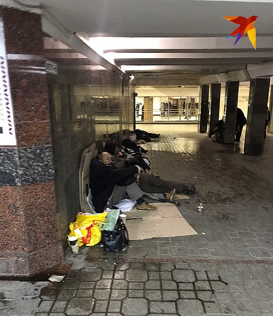 В киевских переходах. Прямо рядом с ларьками с символикой независимости, флагами и вышивками живут нищие. Про них шутят - все ждут 3-го Майдана Фото: Василиса НИКОЛАЕВА