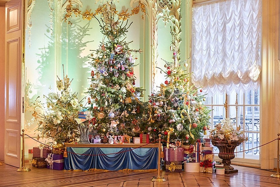 100 лучших украшений повесили на эрмитажные елки. Фото: Артем КИЛЬКИН