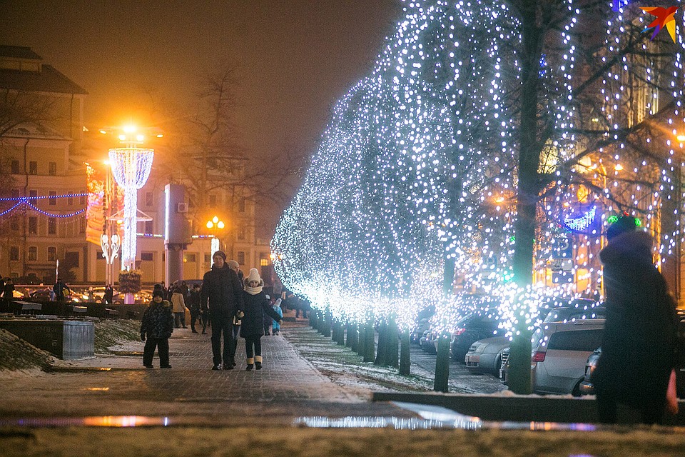 Главная площадь засияла новогодними огнями. Фото: Павел МАРТИНЧИК