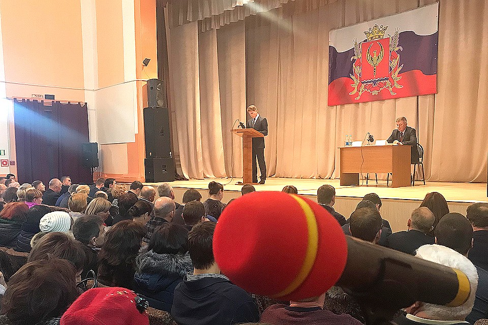 Олег Кожемяко встречается с избирателями села Покровка. Фото: Владимир ВОРСОБИН