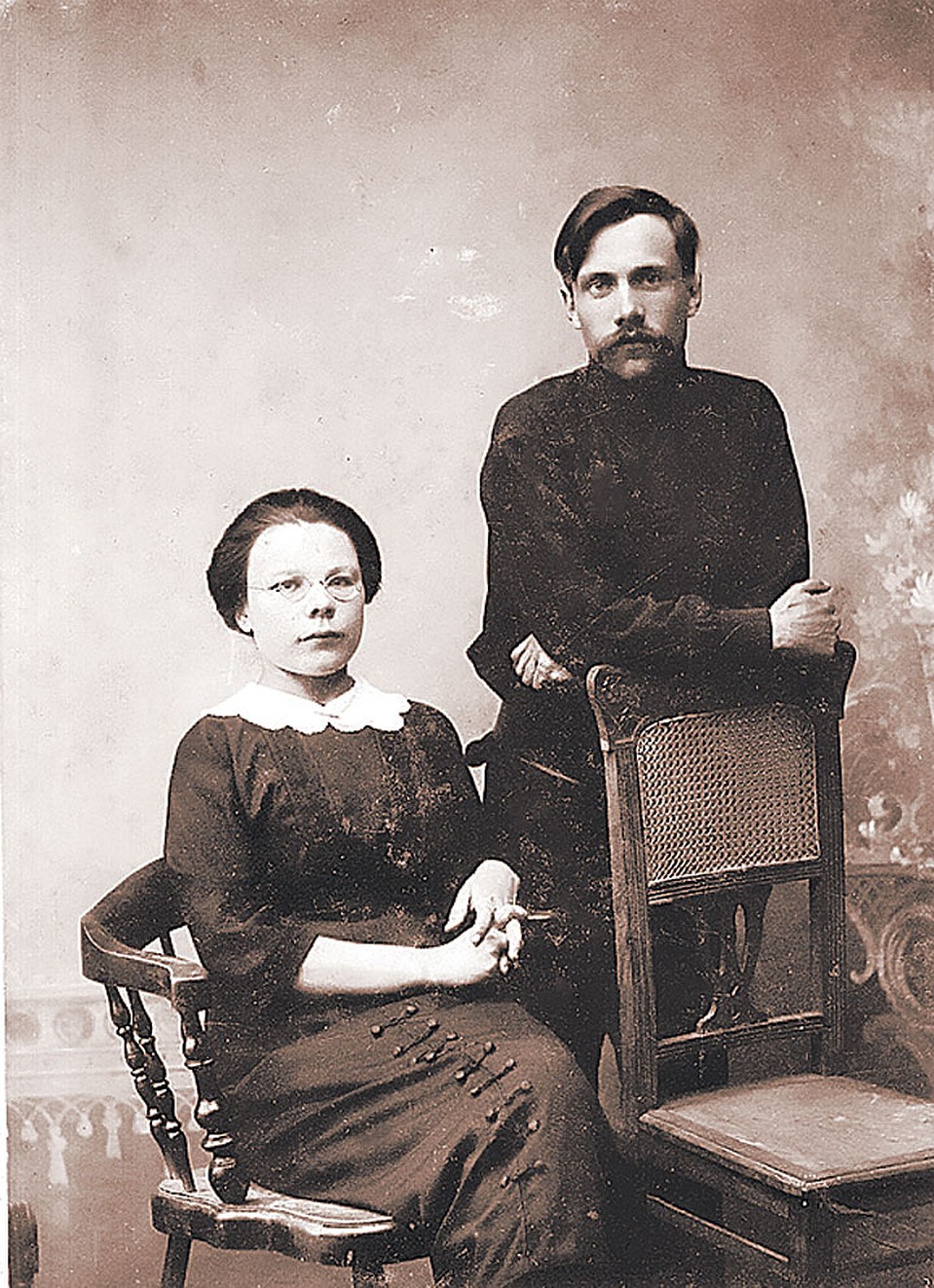 Пелагея Ануфриева никогда о себе вождю не напоминала (рядом с ней Петр Чижиков). Фото из книги.